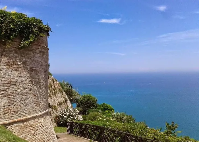 Attico Panoramico Tra E Mare Con Giardino Deluxe דירה *