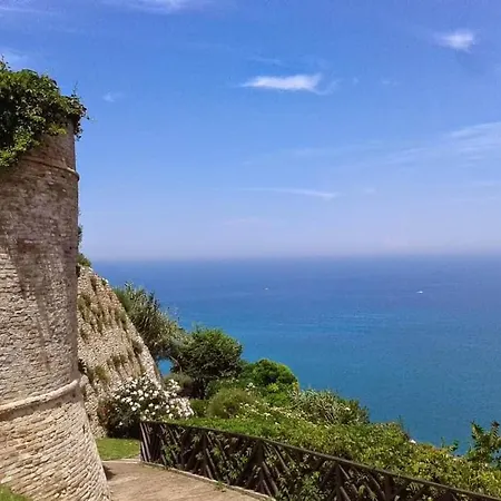 Attico Panoramico Tra Verde E Mare Con Giardino Deluxe Apartment *